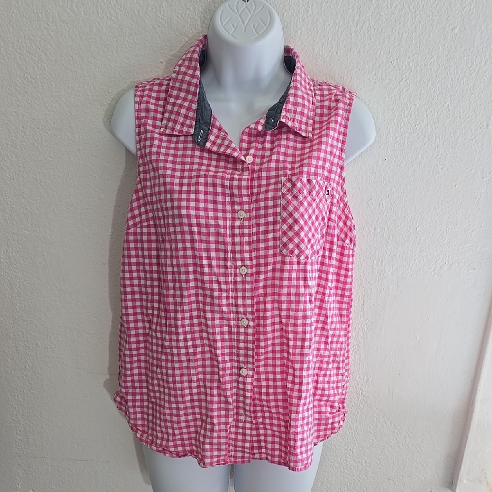 TOMMY HILFIGER WOMEN SLEEVELESS PLAID BUTTON UP.